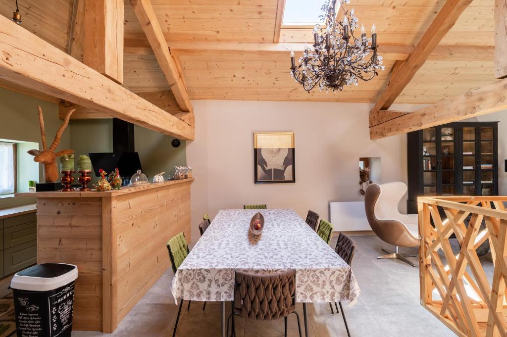 a dining room with a table and chairs at Maison Melanie - Superbe Chalet proche des pistes in Les Angles