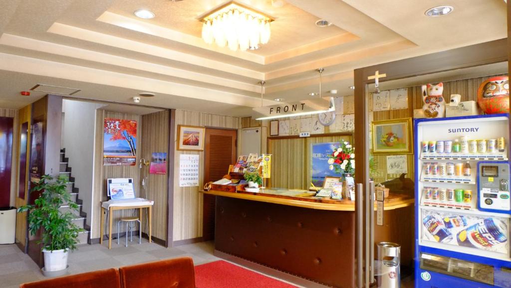 De lobby of receptie bij Plaza Inn Kawaguchiko