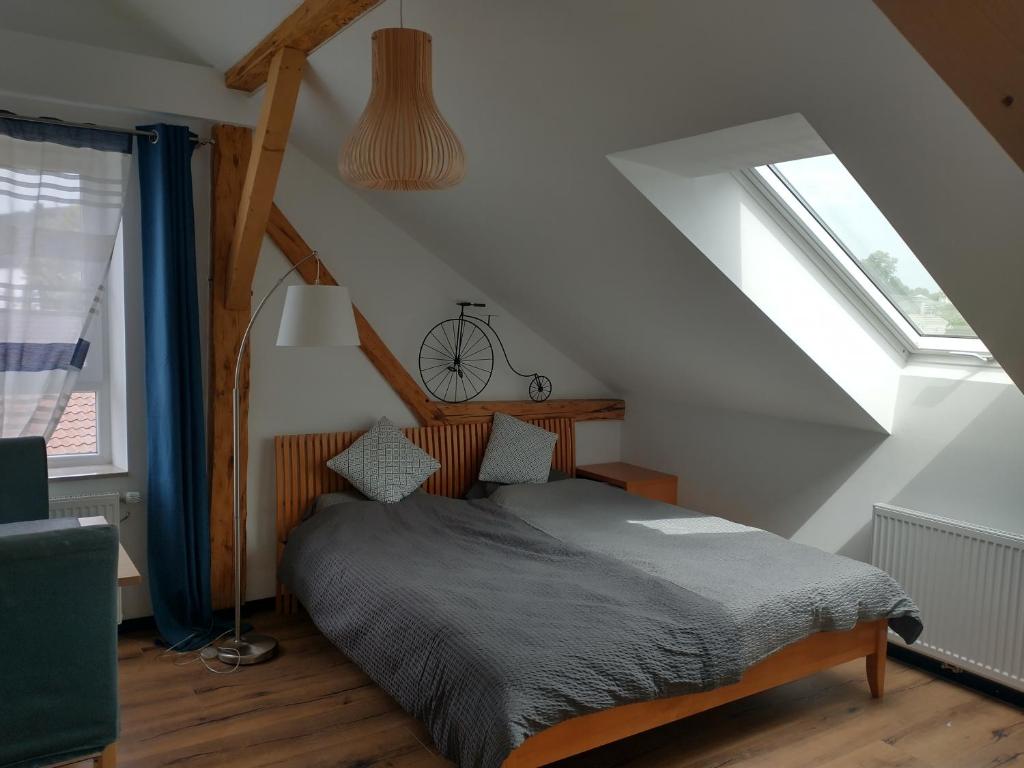 ein Schlafzimmer mit einem Bett im Dachgeschoss in der Unterkunft Bad Aibling City Apartment DG in Bad Aibling