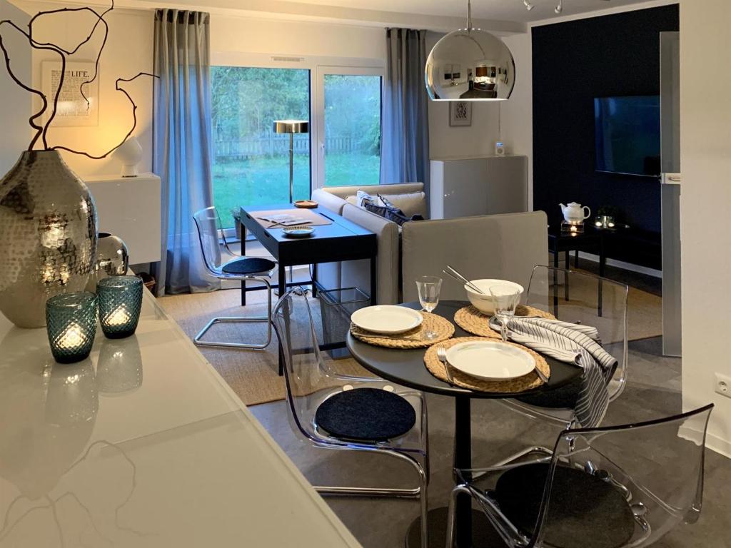 GNAU Rent Jürgen Gnau في كُلب: مطبخ وغرفة معيشة مع طاولة وكراسي