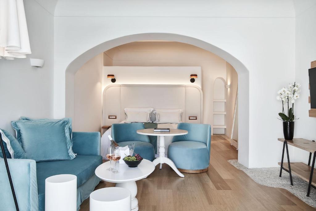 Posezení v ubytování Katikies Kirini Santorini - The Leading Hotels Of The World