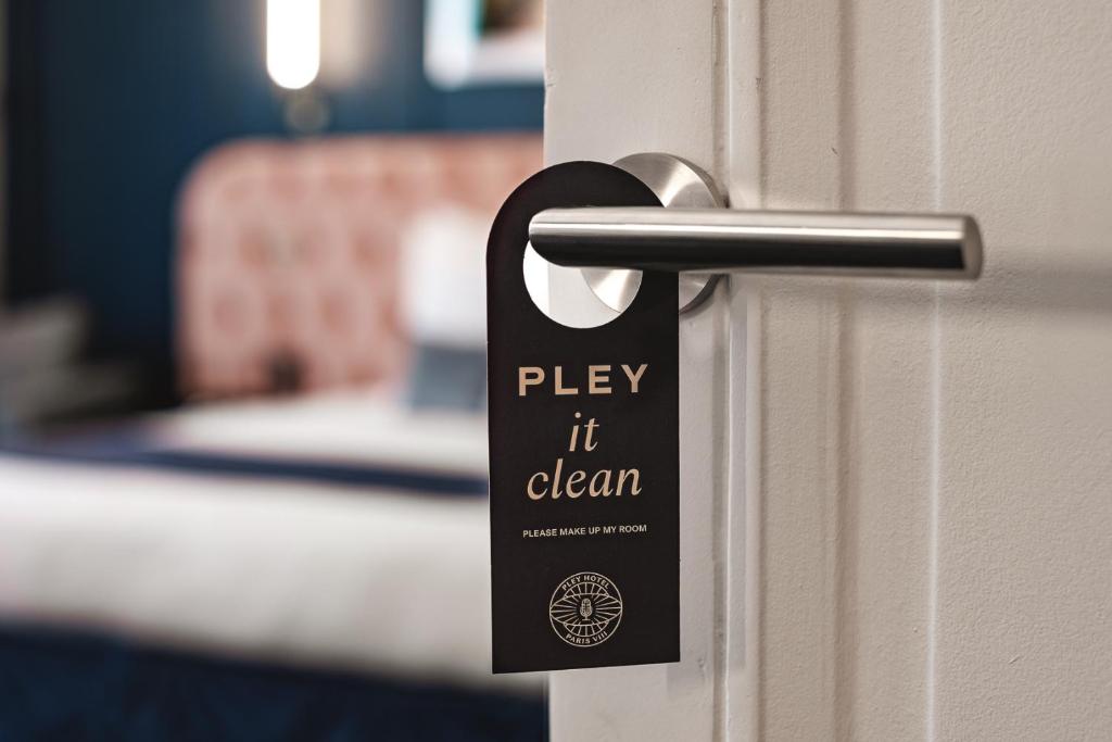 Postel nebo postele na pokoji v ubytování PLEY Hotel