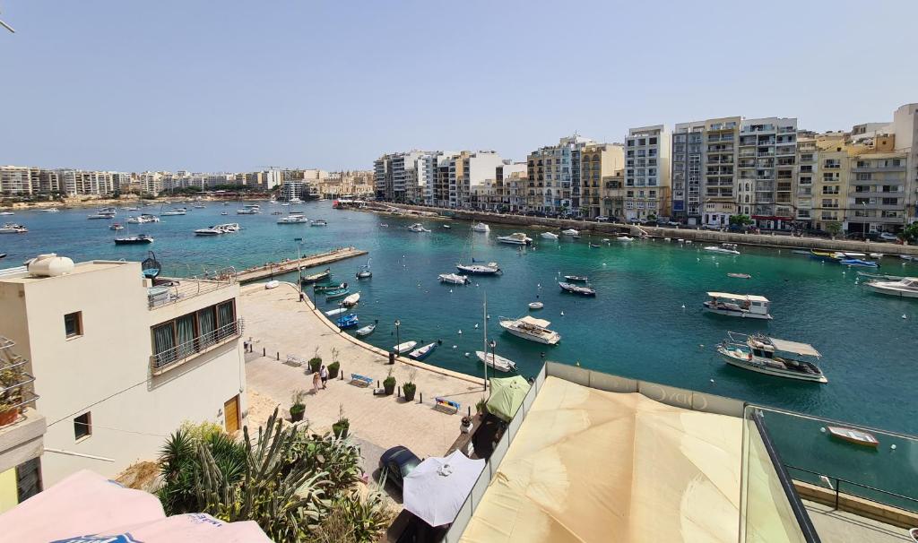 Supreme Seafront apt with Balcony in St.Julian's - One-Bedroom Apartment