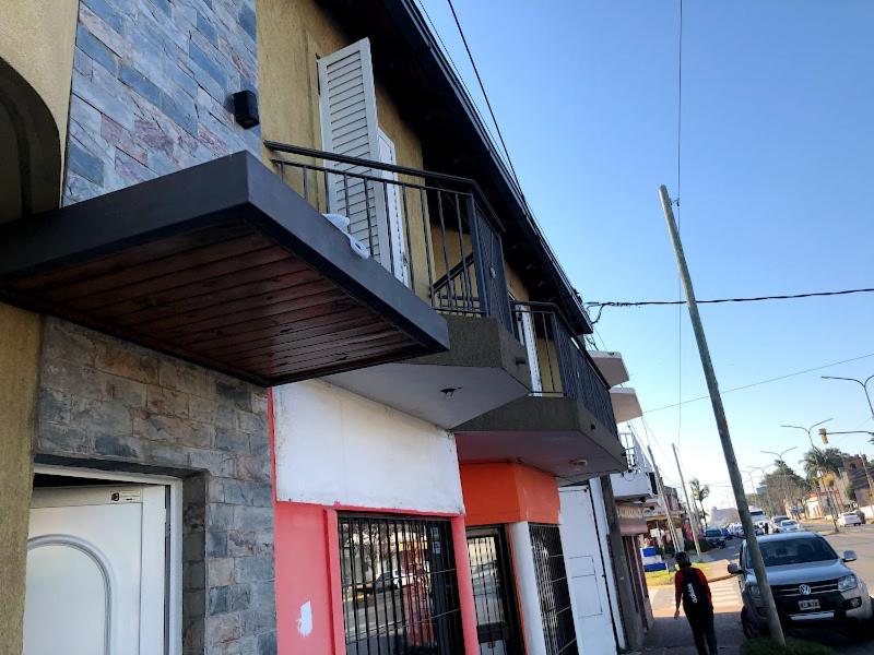 un edificio con un balcón en el lateral. en DEPARTAMENTO ACOSTA 1 en Paraná