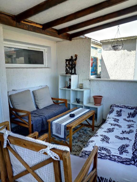 Central 5 min beach apartment with BBQ bathtub and parking