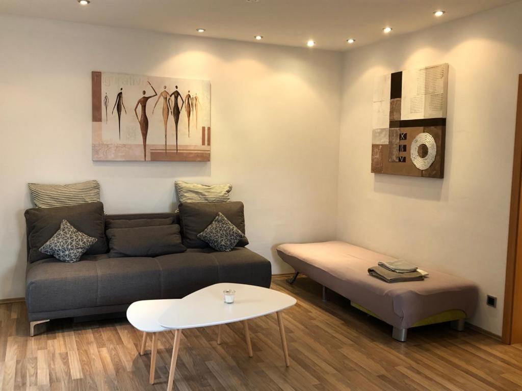 ein Wohnzimmer mit einem Sofa und einem Tisch in der Unterkunft Wohnung im Zentrum des Ruhrgebietes 1A 3.OG in Castrop-Rauxel