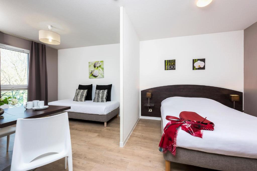 Postel nebo postele na pokoji v ubytování Ténéo Apparthotel Bordeaux - Gare Saint Jean