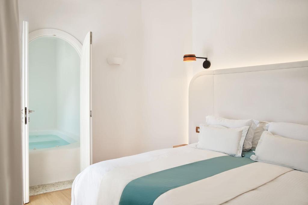 Postel nebo postele na pokoji v ubytování Katikies Kirini Santorini - The Leading Hotels Of The World