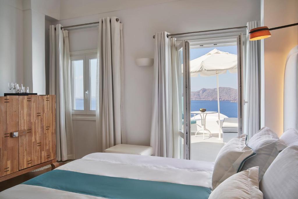 Postel nebo postele na pokoji v ubytování Katikies Kirini Santorini - The Leading Hotels Of The World
