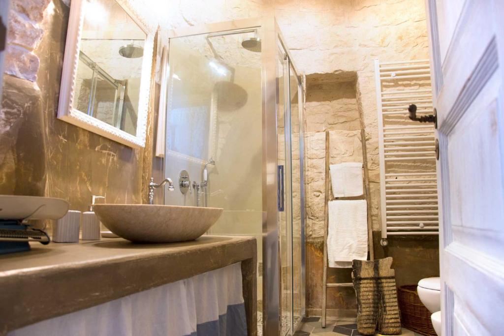 A bathroom at Trullo Sweet Trullo