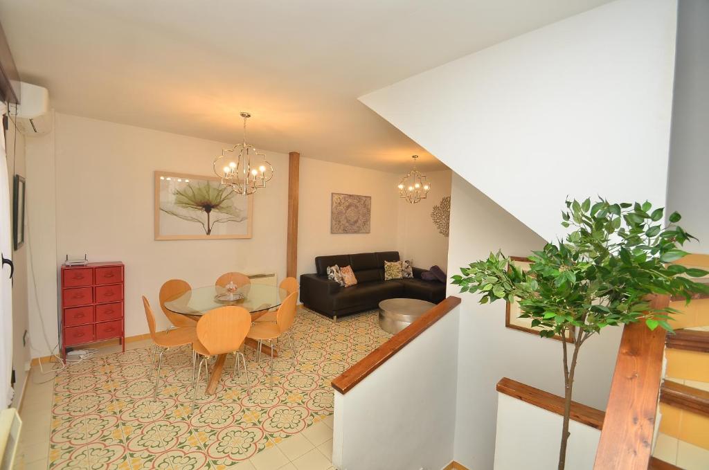 ein Wohnzimmer mit einem Tisch und einem Sofa in der Unterkunft Casa Siesta in Granada