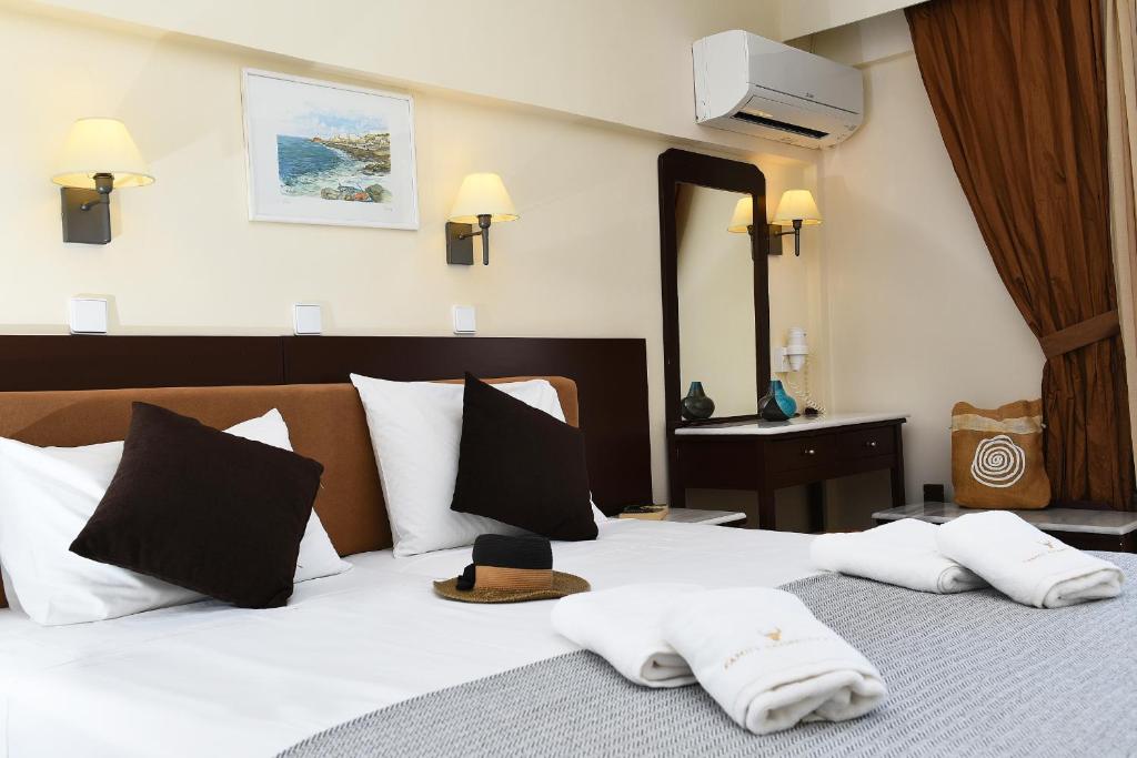 Łóżko lub łóżka w pokoju w obiekcie Phaistos Hotel