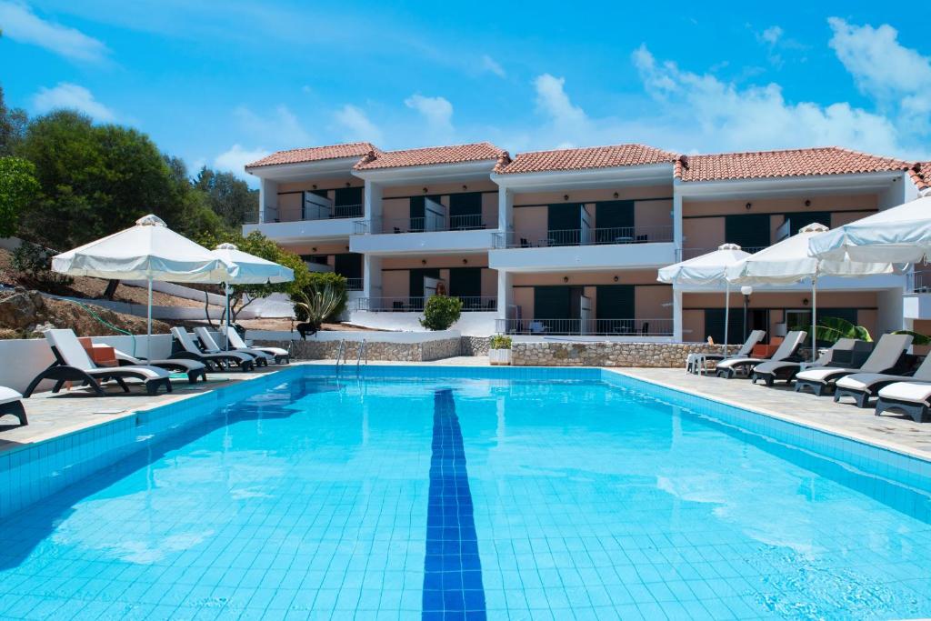 willa z basenem w ośrodku w obiekcie Phaistos Hotel w mieście Tolo