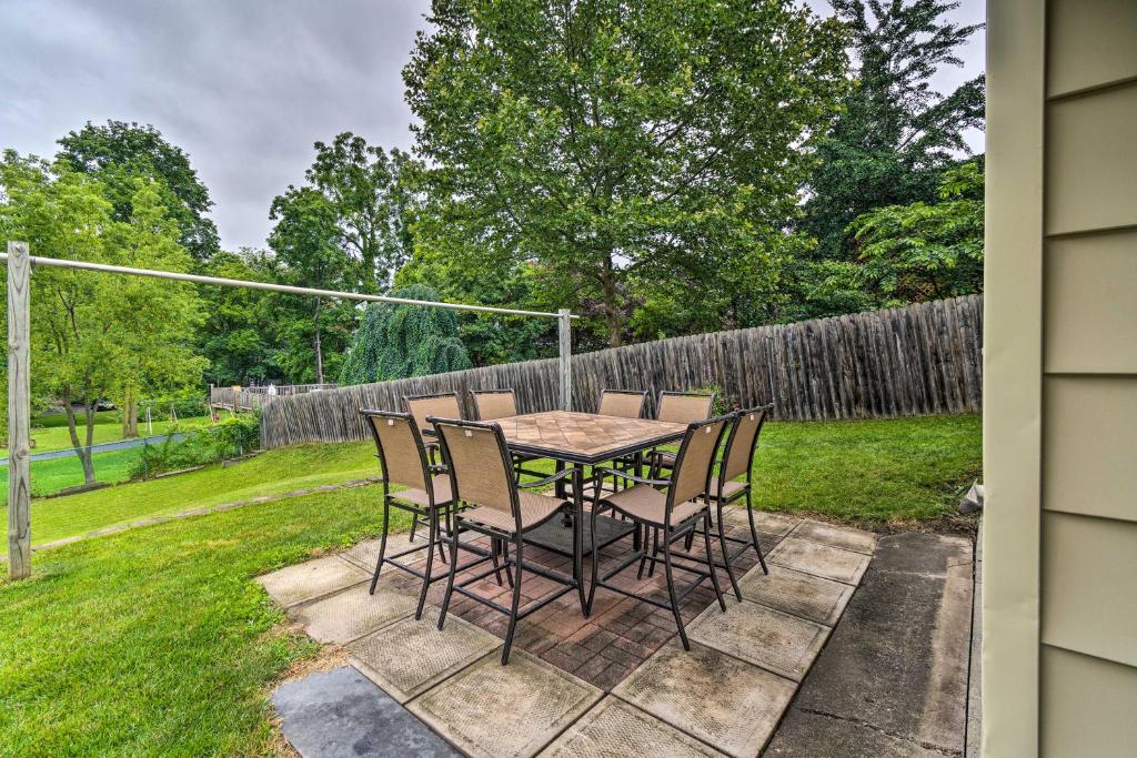 een patio met een tafel en stoelen in een tuin bij Penn Yan Escape with Yard, 1 Mi to Keuka Lake! in Penn Yan