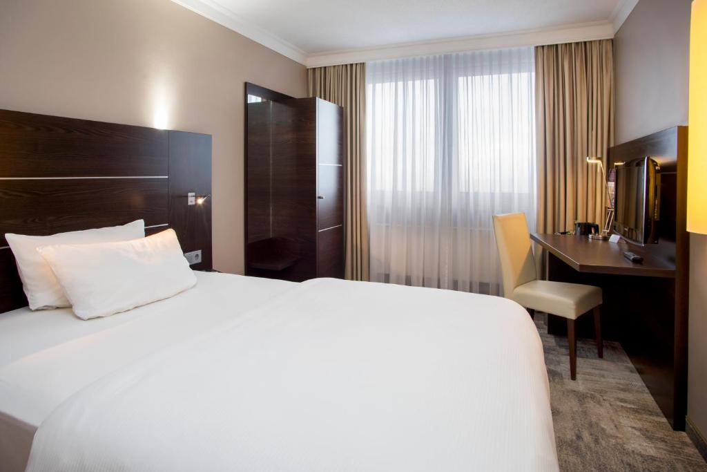 Postel nebo postele na pokoji v ubytování Mercure Hotel Lüdenscheid