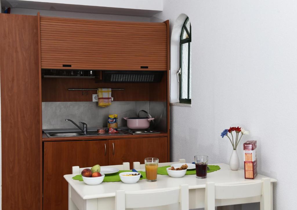 Kuchnia lub aneks kuchenny w obiekcie Phaistos Hotel