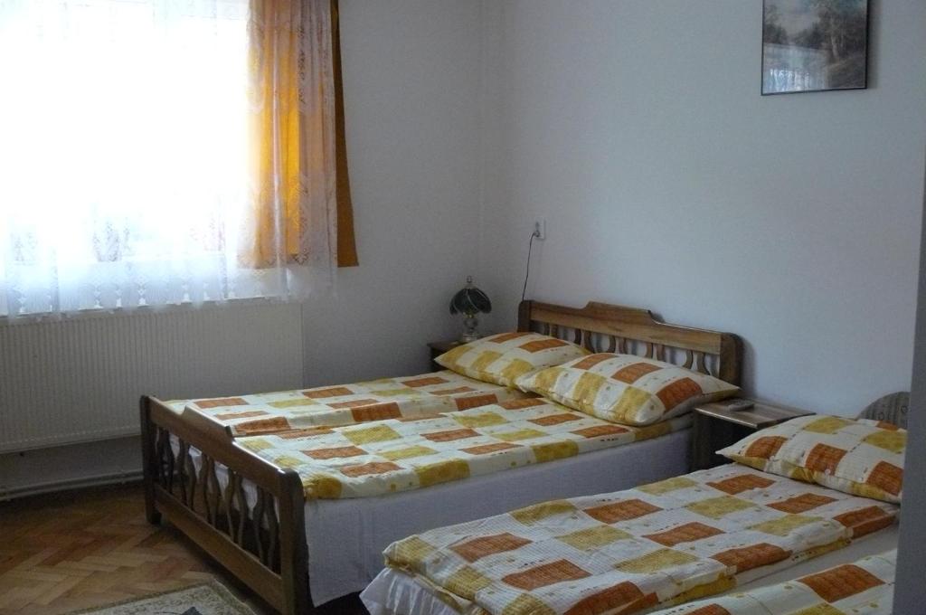 Postel nebo postele na pokoji v ubytování Casa de oaspeti Anciupi Vendeghaz