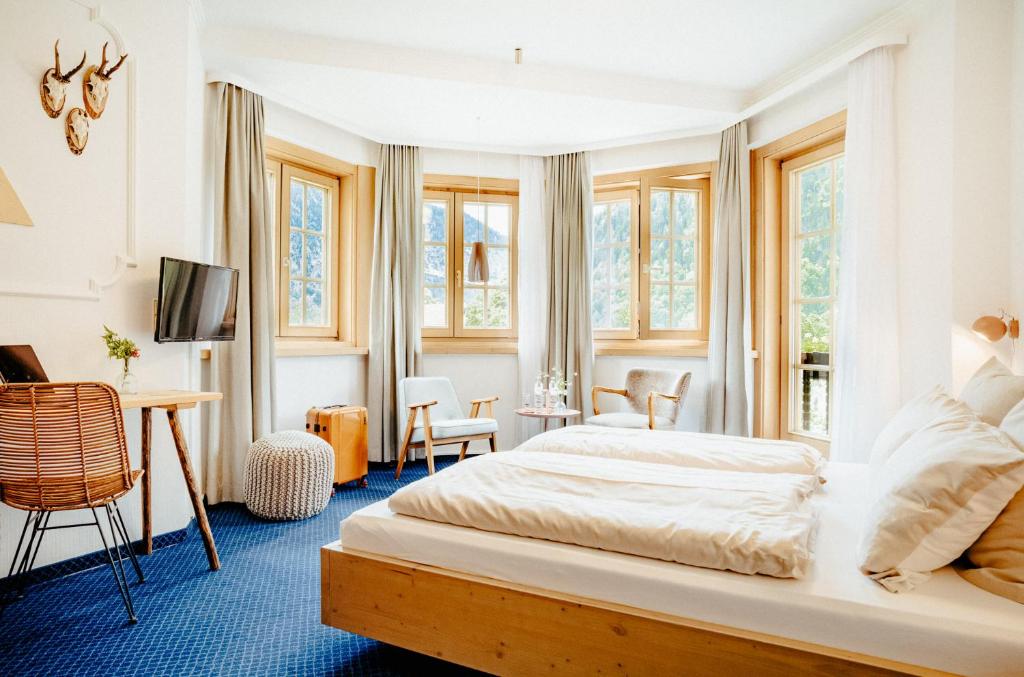 Postel nebo postele na pokoji v ubytování Alpenrose Bayrischzell Hotel