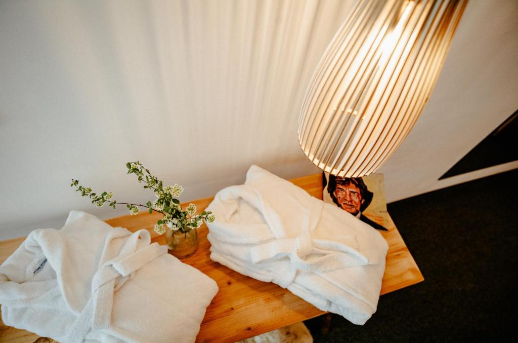 Postel nebo postele na pokoji v ubytování Alpenrose Bayrischzell Hotel
