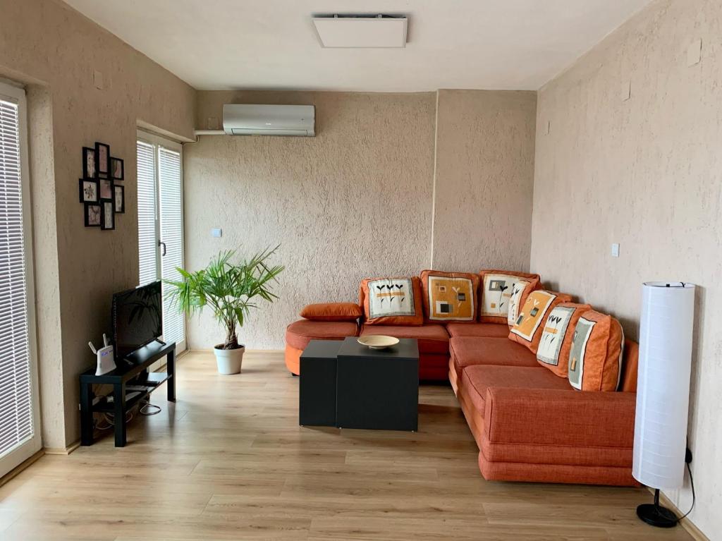 een woonkamer met een bank en een tv bij Eli&Kire's Home in Bitola