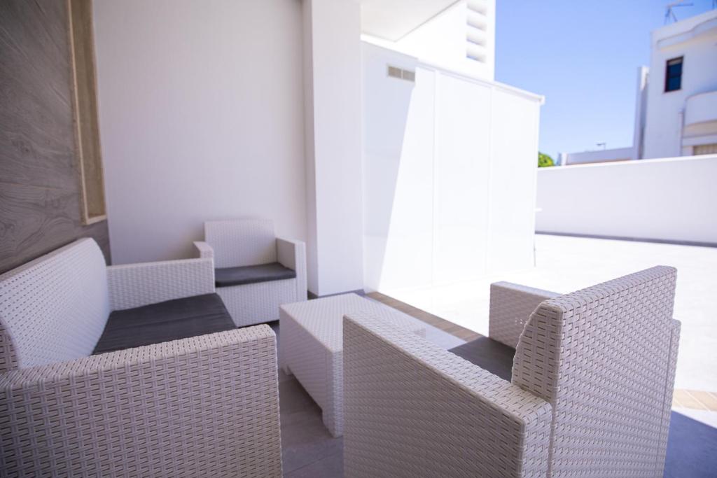 a room with two chairs and a table at Donnosanto Residence Pantanagianni in Torre Santa Sabina