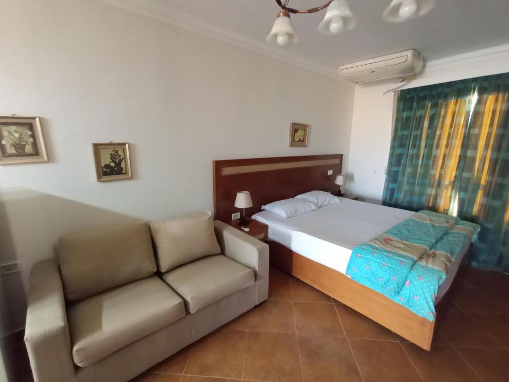 Postel nebo postele na pokoji v ubytování Oasis marsa alam