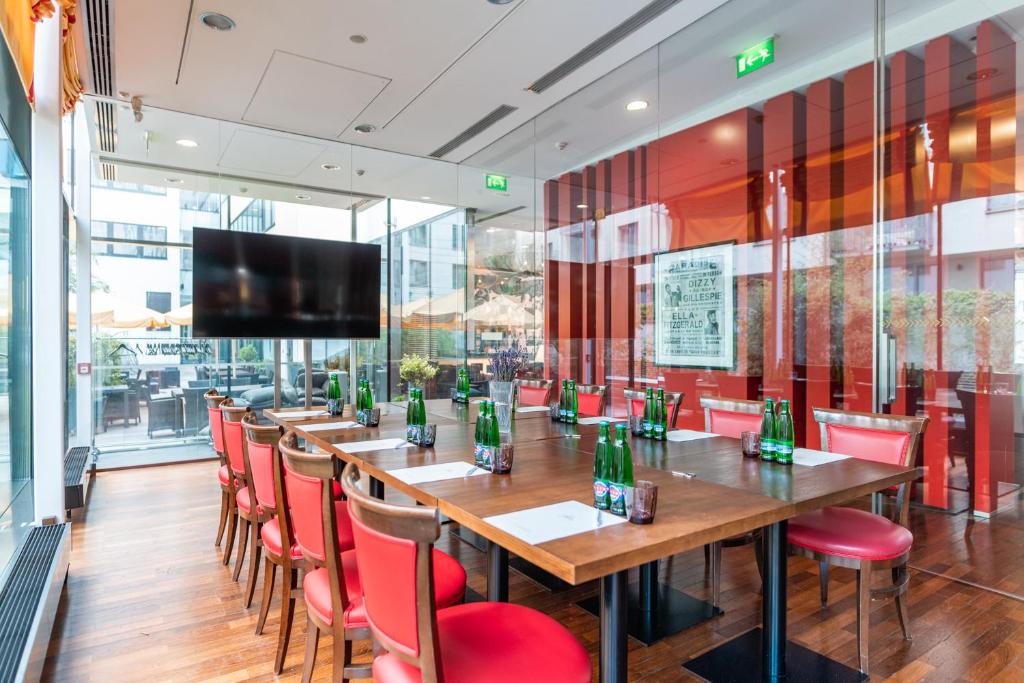 TV a/nebo společenská místnost v ubytování OREA Hotel Angelo Praha