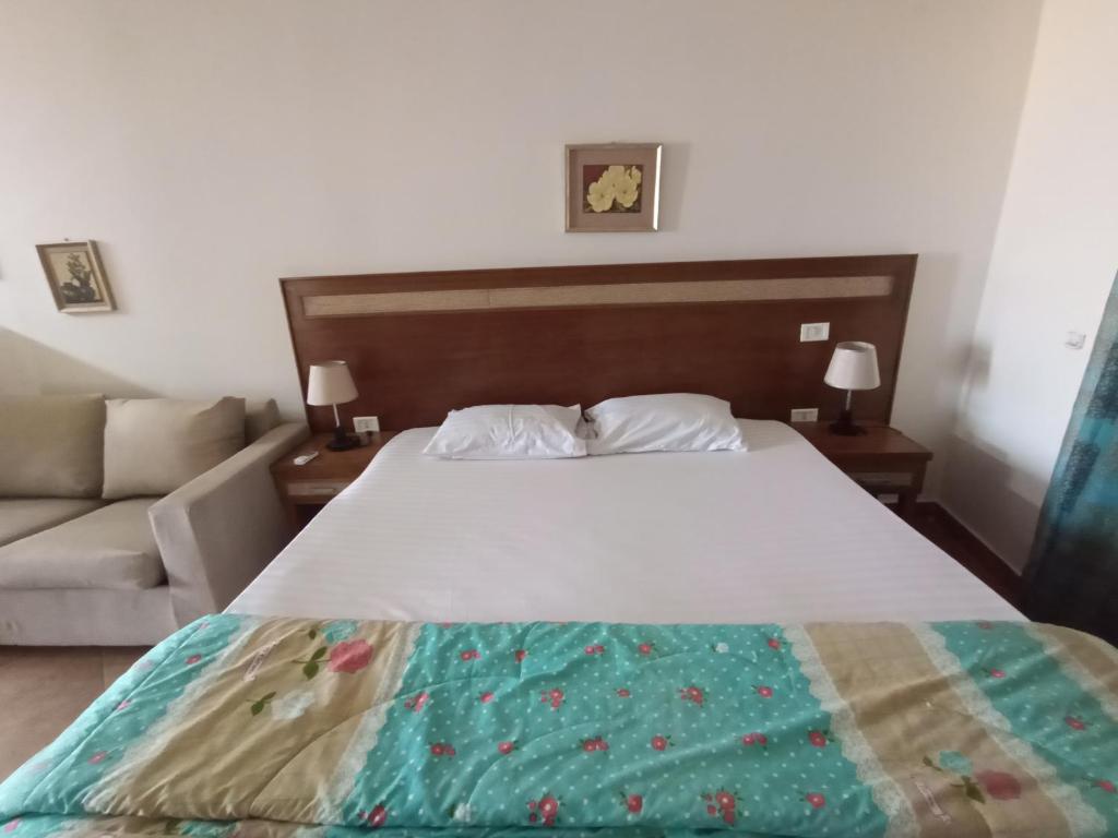 Postel nebo postele na pokoji v ubytování Oasis marsa alam