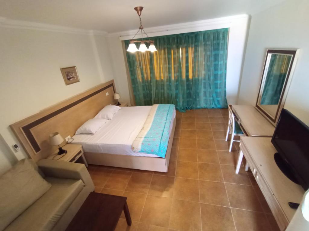 Postel nebo postele na pokoji v ubytování Oasis marsa alam