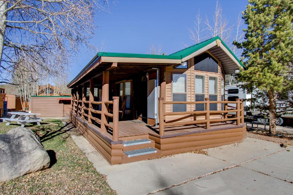 Cette petite cabine dispose d'une terrasse couverte et d'un toit verdoyant. dans l'établissement #84, à Breckenridge