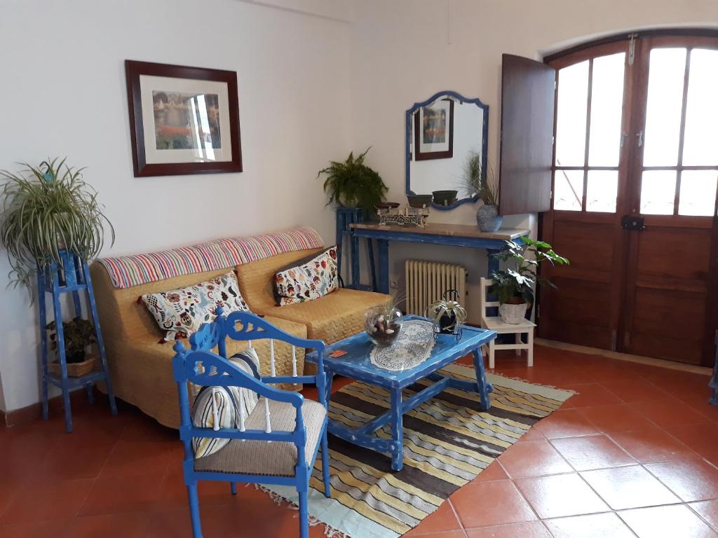 - un salon avec un canapé et une table dans l'établissement Agua de Sonho 2, à Bensafrim