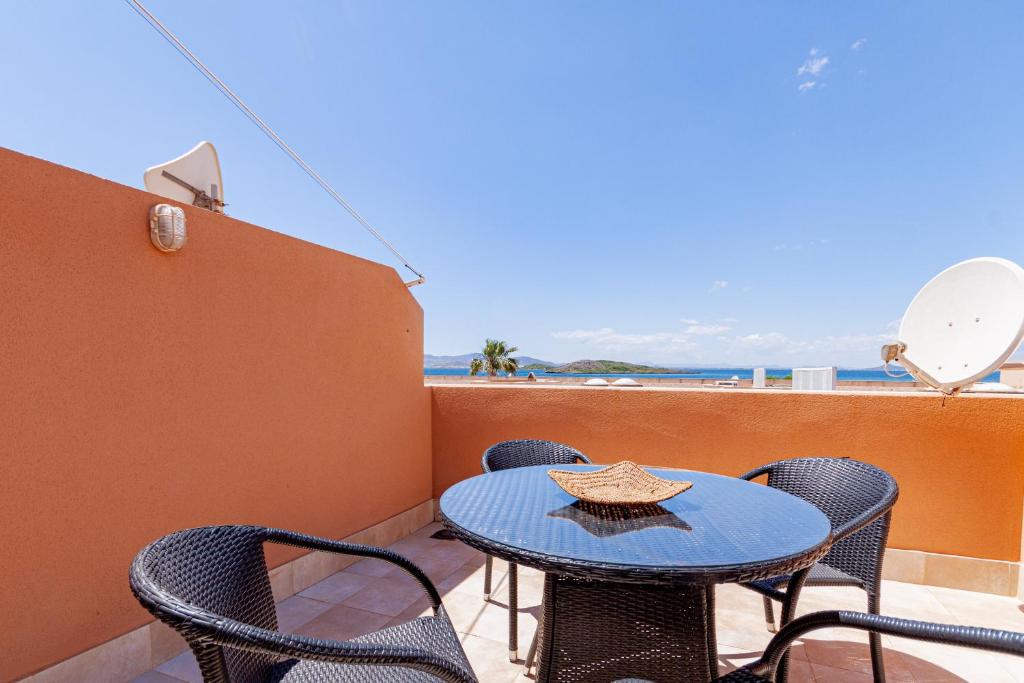 ラ・マンガ・デル・マール・メノールにあるSoling 75のテーブルと椅子、海の景色を望むバルコニー