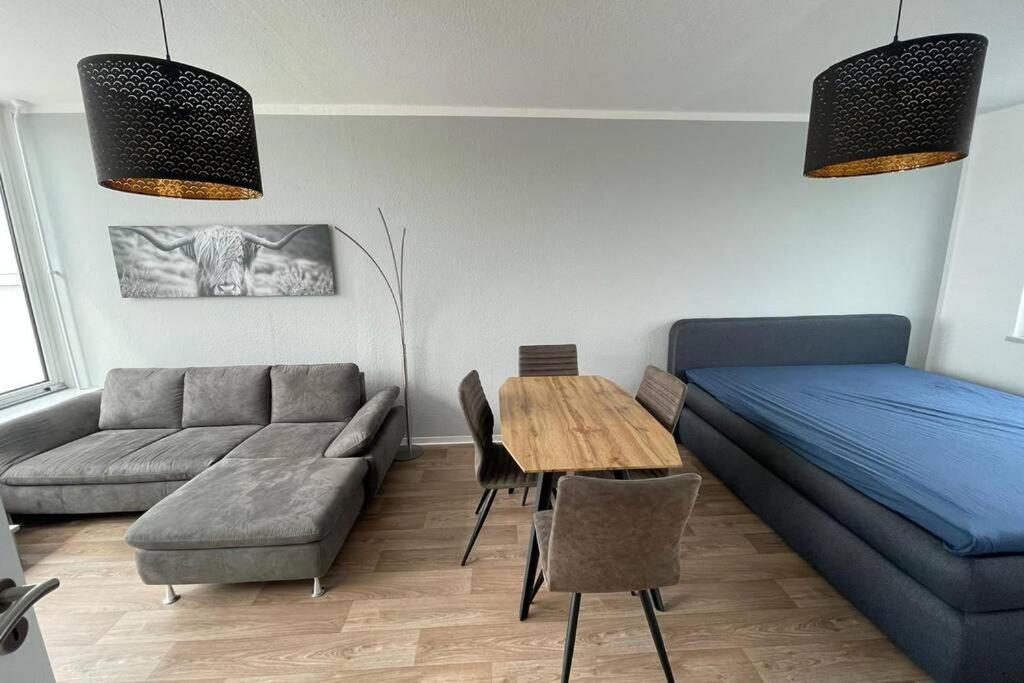 ein Wohnzimmer mit einem Sofa und einem Tisch in der Unterkunft Ferienwohnung an der Ostsee in Rostock