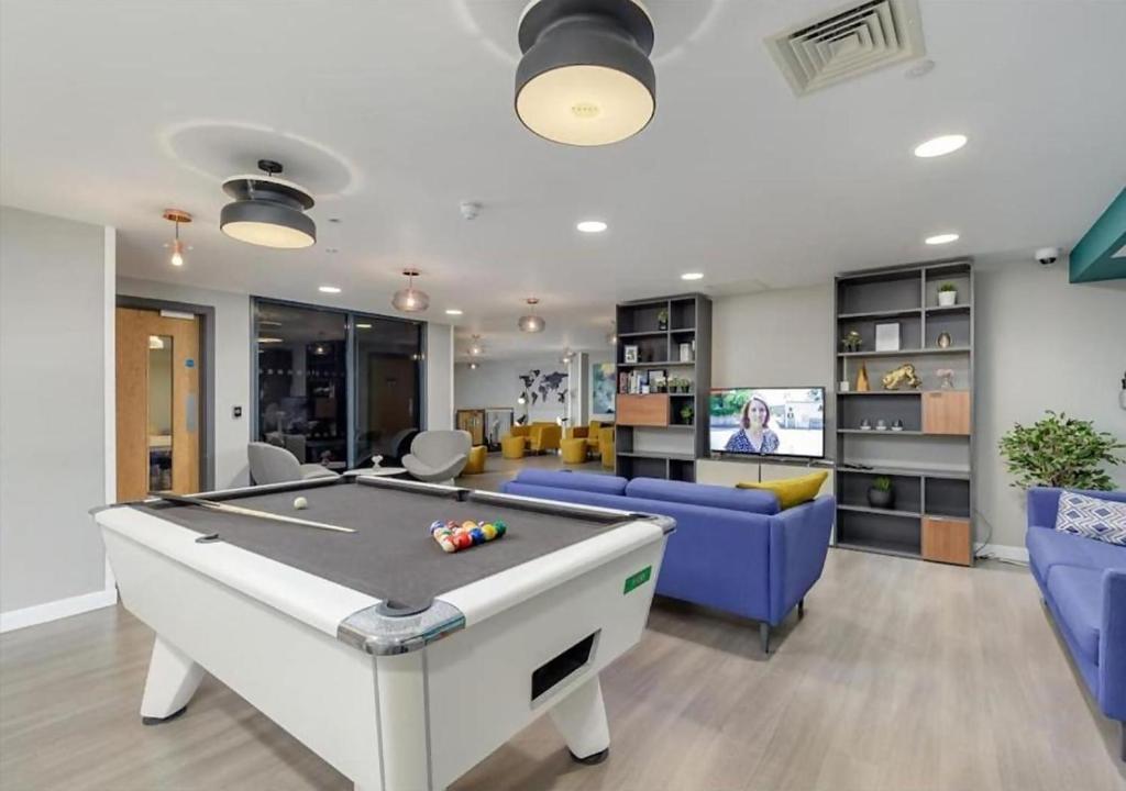 een woonkamer met een pooltafel en banken bij ALTIDO Affordable Edinburgh - Adults only in Edinburgh