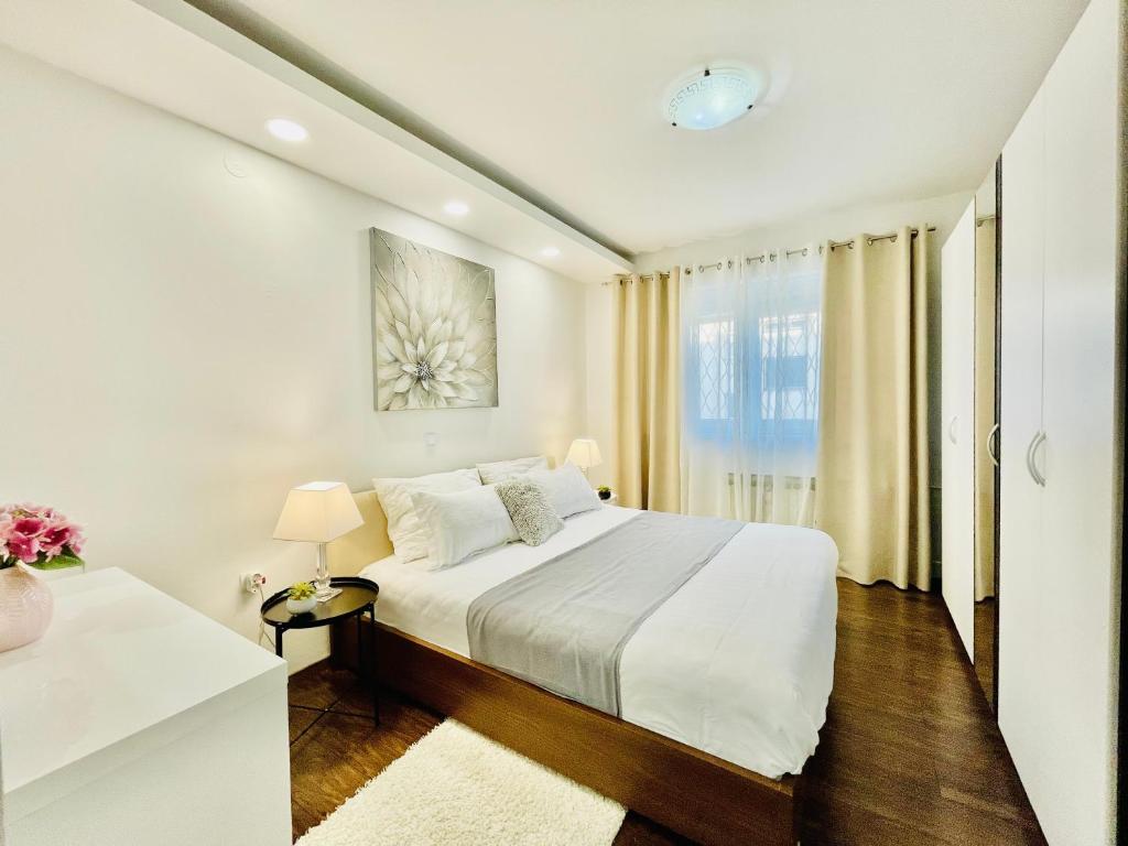 Apartment "Mimoza 1" self check-in, self check-out tesisinde bir odada yatak veya yataklar