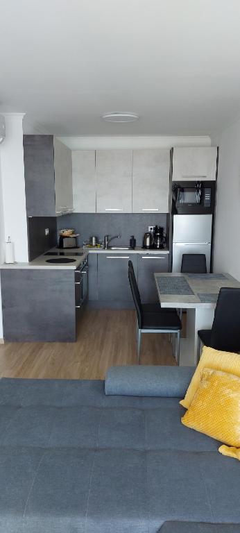 Kuchyňa alebo kuchynka v ubytovaní Life Apartmanok