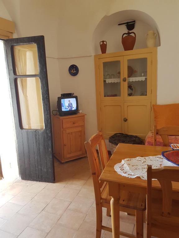 Televízia a/alebo spoločenská miestnosť v ubytovaní dammuso bianco