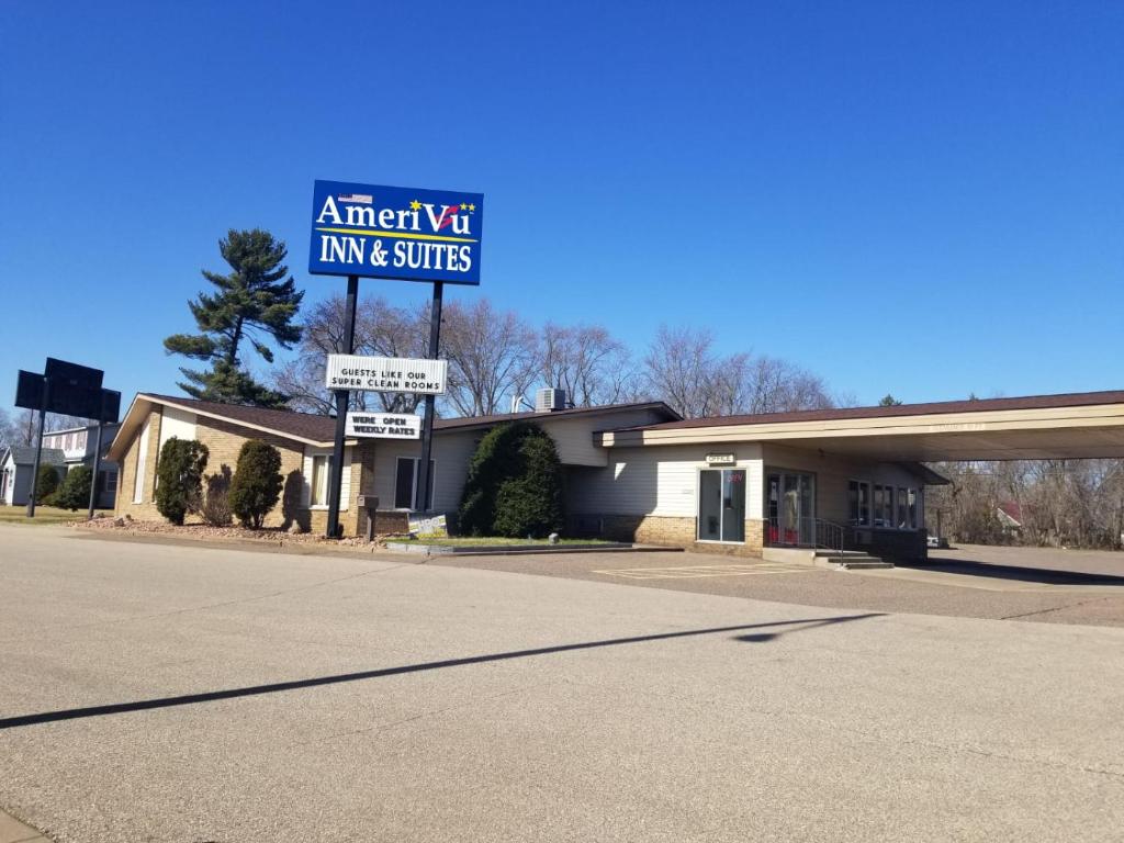 un cartello di fronte a una locanda e alle suite di Amerivu Inn & Suites a Eau Claire