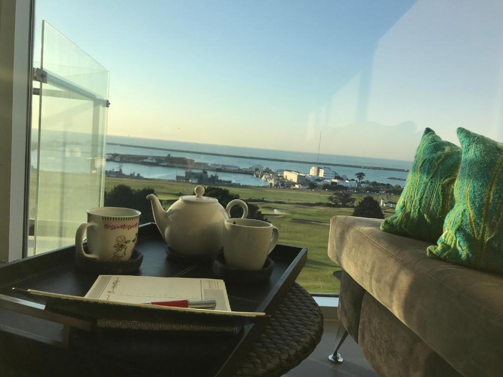 a coffee table with a view of the ocean at Incomparable Vista al Golf in Mar del Plata