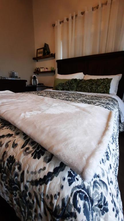 um quarto com uma cama com um cobertor em Back Home Lodging em Dutch Brook