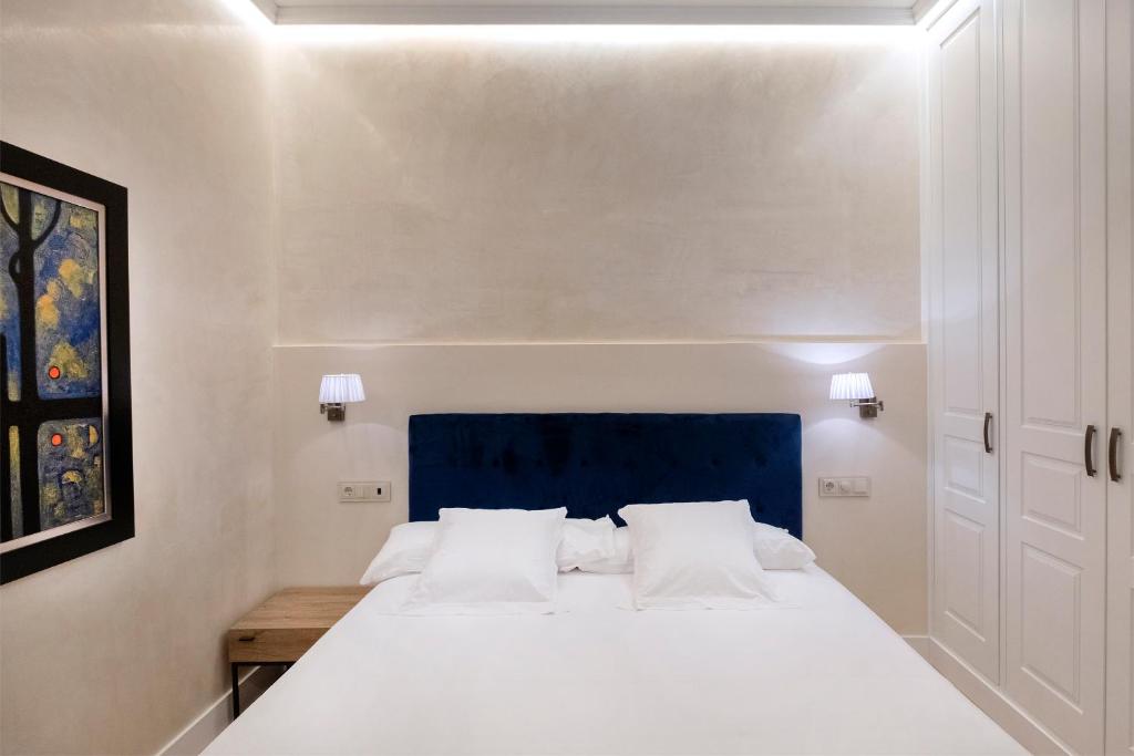 Postel nebo postele na pokoji v ubytování Gadir Suites