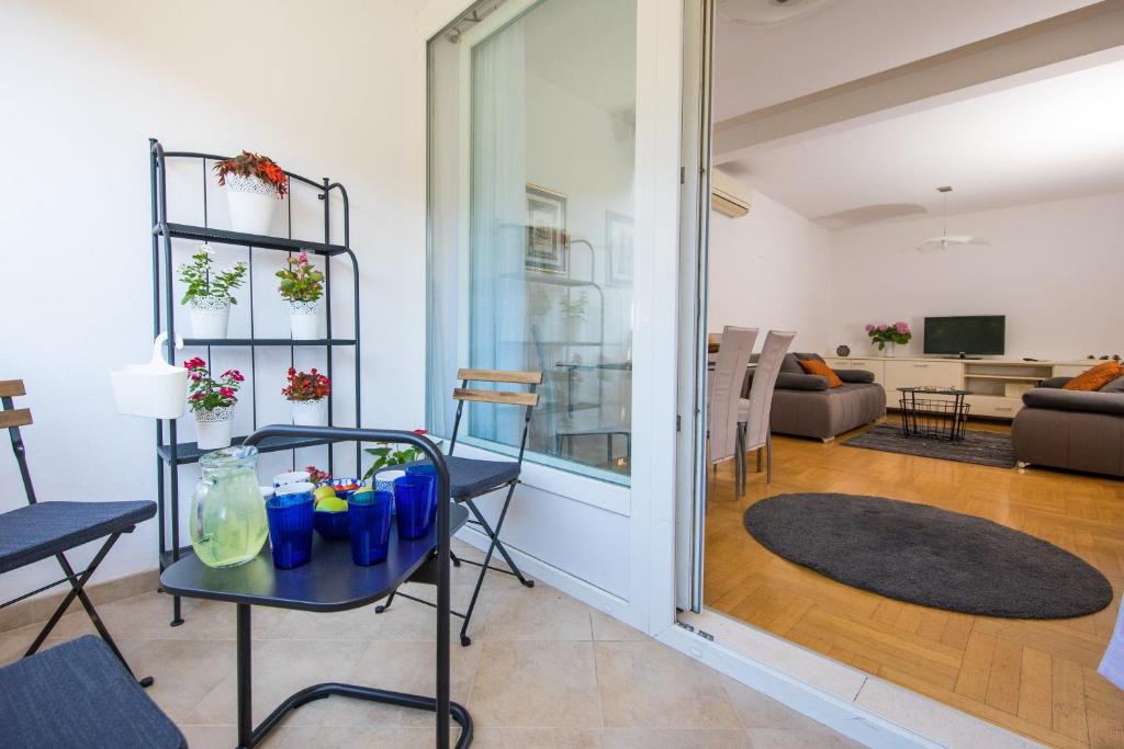 Habitación con mesa, sillas y sala de estar. en Apartment Mario Star, en Dubrovnik