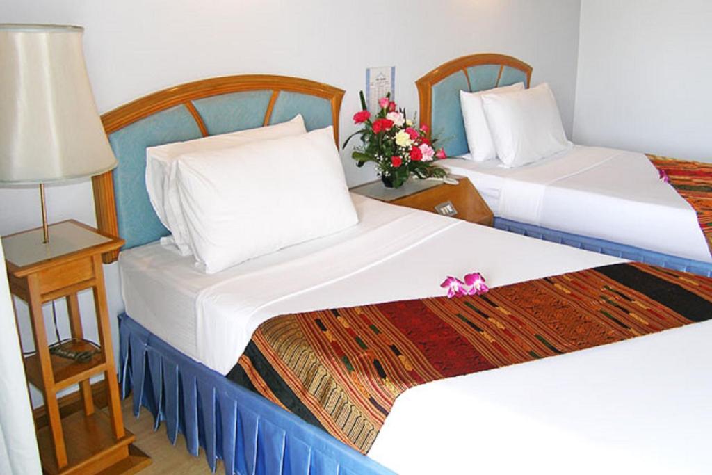Postel nebo postele na pokoji v ubytování Phuket Golden Sand Inn - SHA Extra Plus