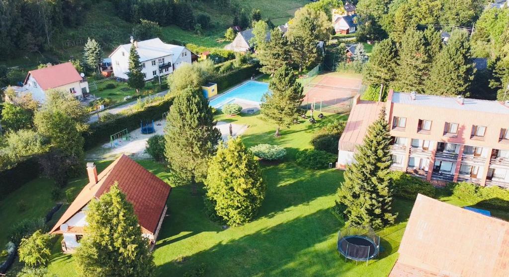 - une vue aérienne sur une maison et une piscine dans l'établissement Hotel Slatina, à Lipová-lázně