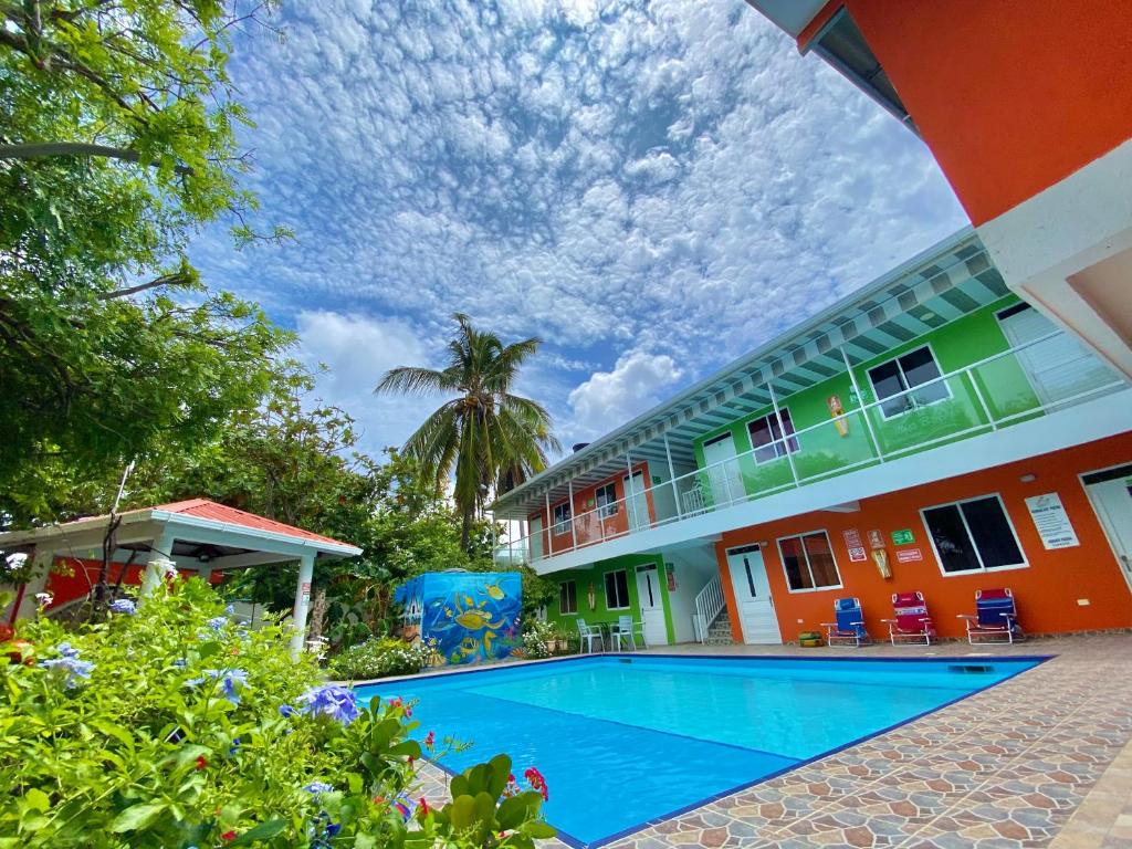 una casa con piscina frente a ella en Apartamento Miss Brigida en San Andrés
