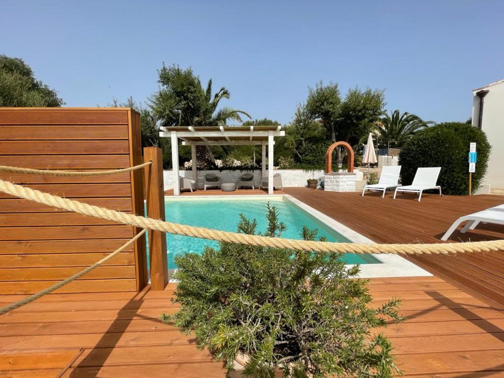 una piscina con cuerda junto a una terraza de madera en Dimora Ferralasco en Carloforte