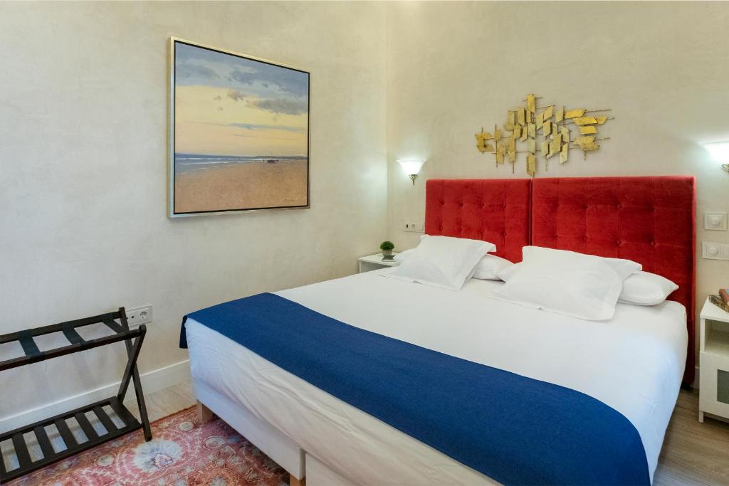Postel nebo postele na pokoji v ubytování Gadir Suites