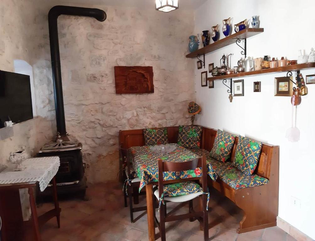 a room with a table and chairs and a stove at Monolocale rustico di Ariola in Cansano