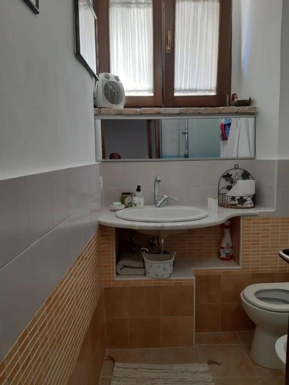 łazienka z umywalką i toaletą w obiekcie Monolocale rustico di Ariola w mieście Cansano