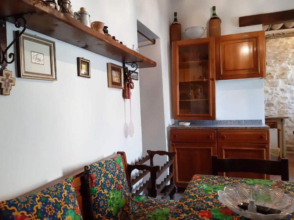 Kuchnia lub aneks kuchenny w obiekcie Monolocale rustico di Ariola